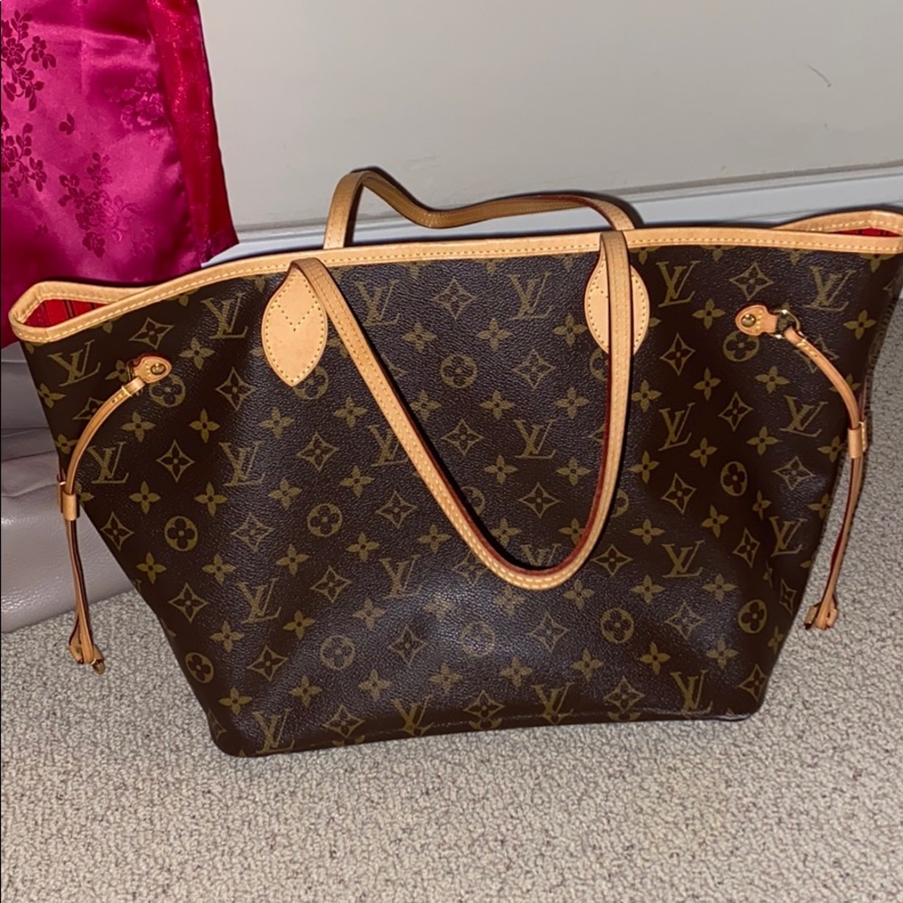 Louis Vuitton neverfull mm size
